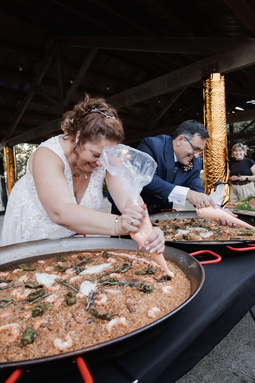 Paella con alioli preparada por los novios en una boda en Granollers Novios terminando una paella con alioli en su boda en Granollers