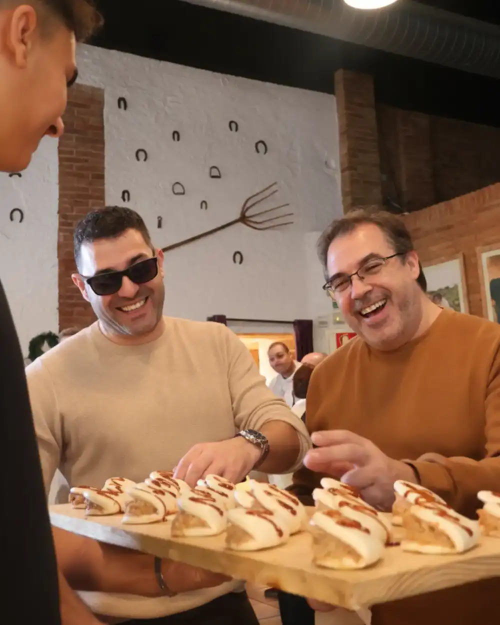 Chef preparando bocados gourmet para cumpleaños
